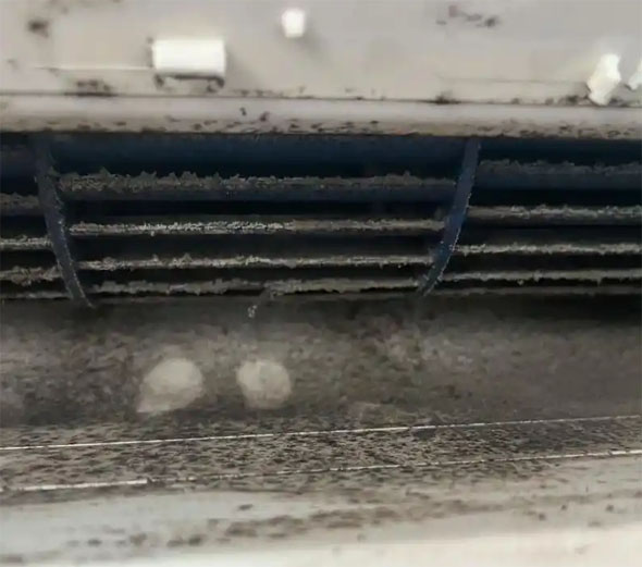 石柱空调吹的风有股烧焦味是怎么回事